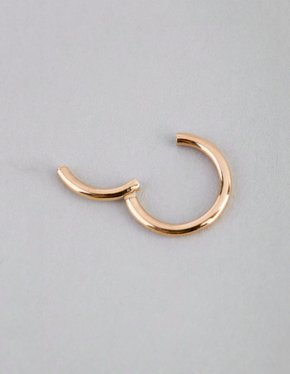 9ct Gold Polished 6mm Clicker Ring - Image 2