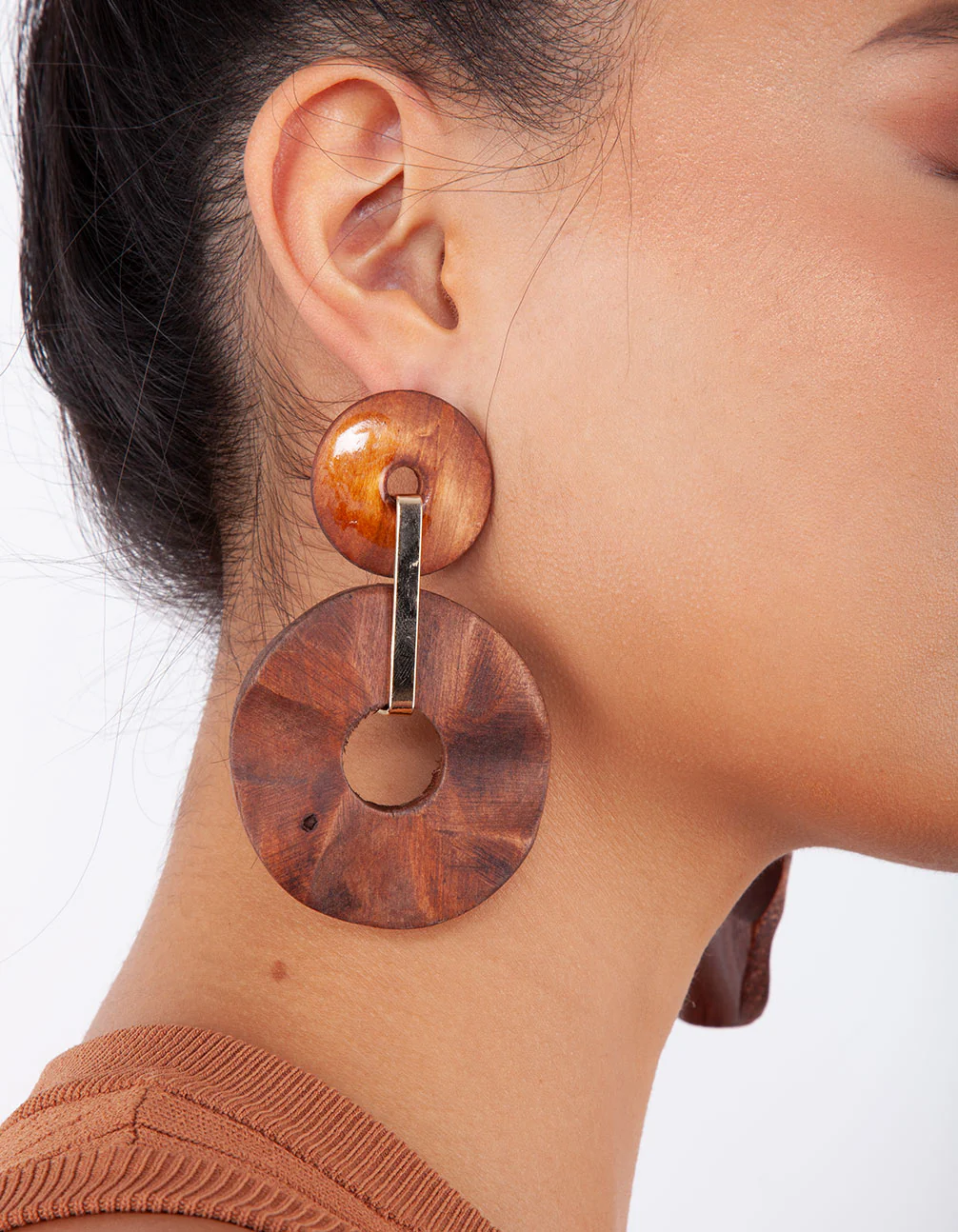 Brown Wooden Wavy Disc Earrings - Image 4