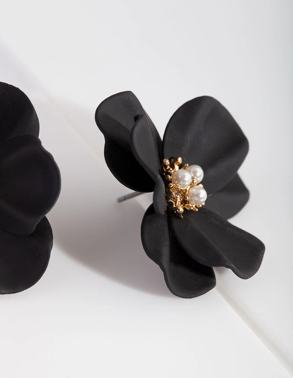 Black Pearl Flower Stud Earrings - Image 4