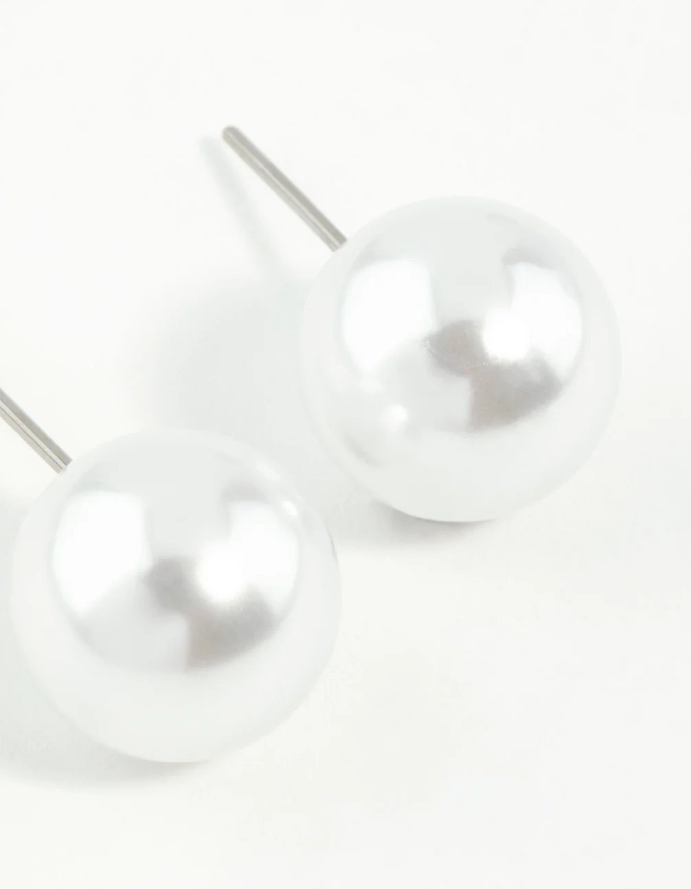 Silver Round Pearl Stud Earrings - Image 3