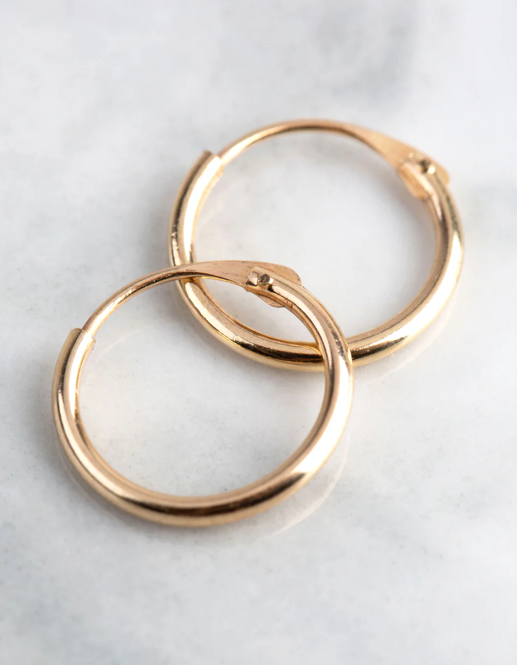9ct Gold 11mm Fine Hoop Earrings - Image 3