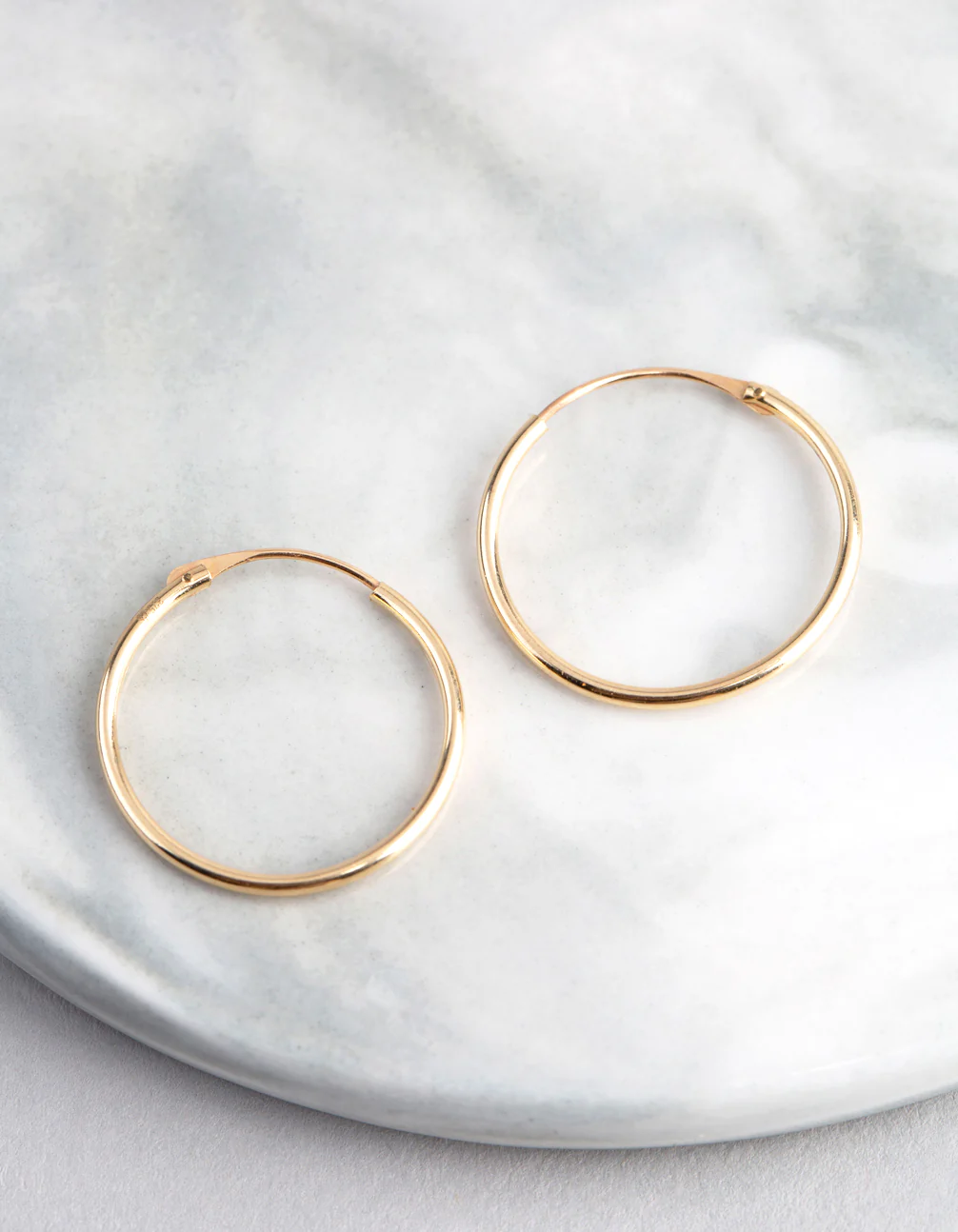 9ct Gold 18mm Fine Hoop Earrings - Image 2