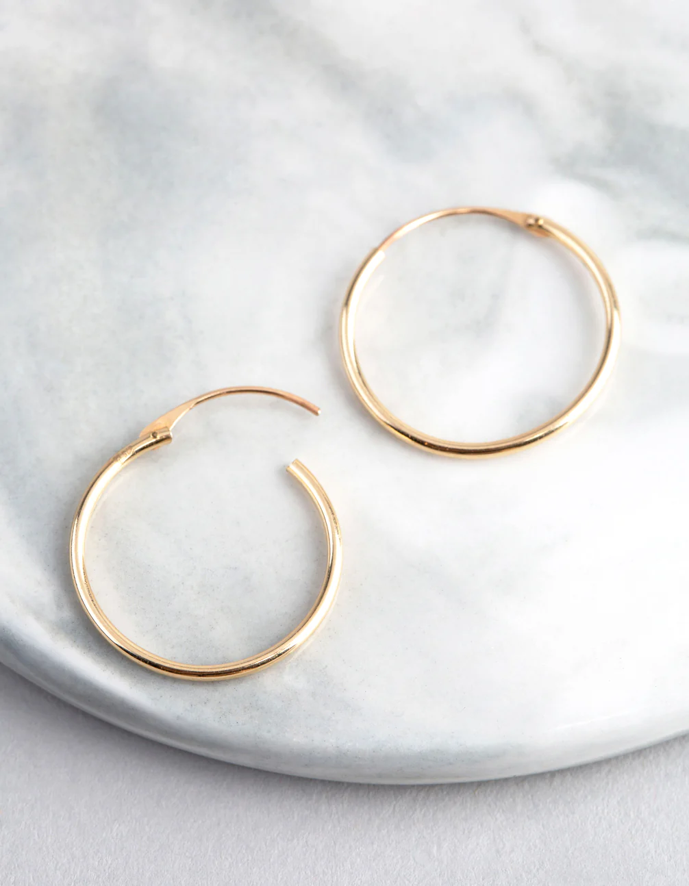 9ct Gold 18mm Fine Hoop Earrings - Image 3