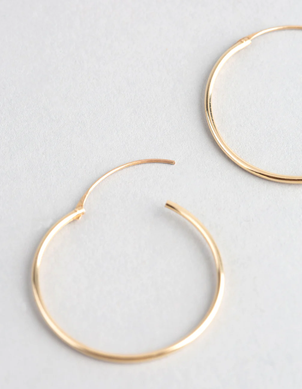 9ct Gold 25mm Fine Hoop Earrings - Image 3