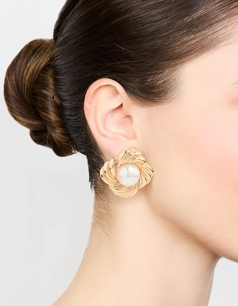 Gold Ribbed & Pearl Vintage Stud Earrings - Image 2