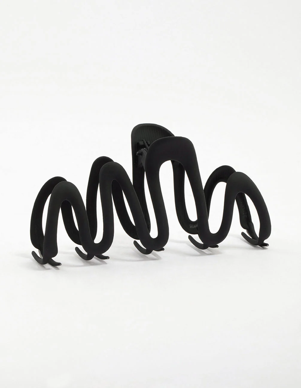 Black Bold Wavy Hair Claw Clip - Image 2