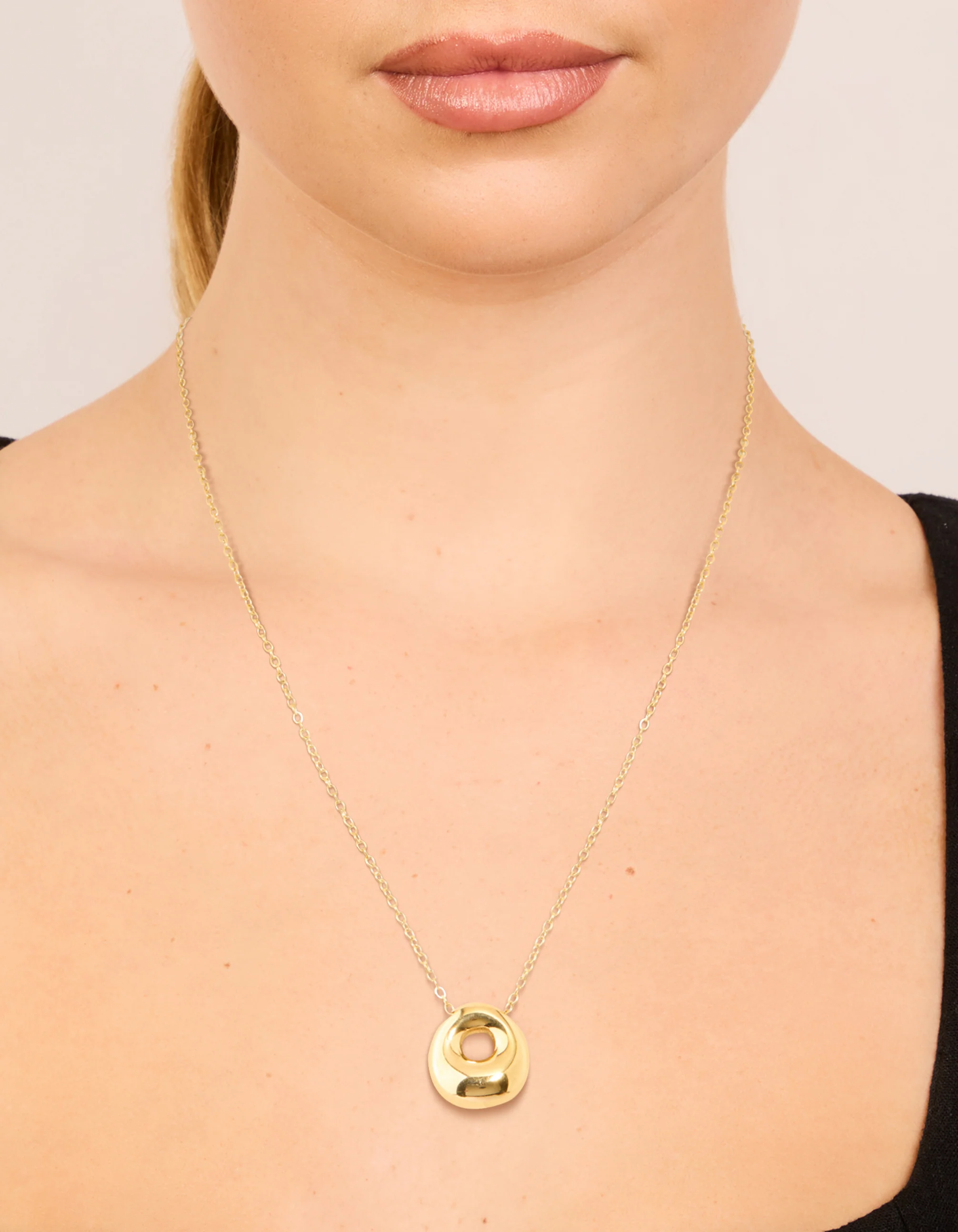 Waterproof Gold Plated Stainless Steel Large Bubble Letter O Necklace - Image 2
